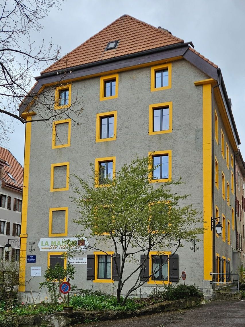 bâtiment gris et jaune, lieu des massages