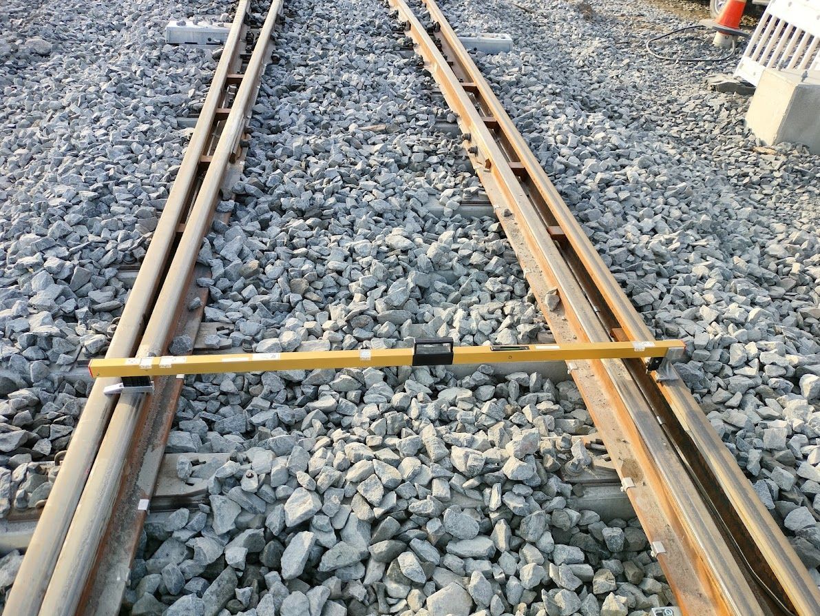 Radan päällysrakenteen kunnostus ja kiskon osien vaihdot Rail Off Oy.