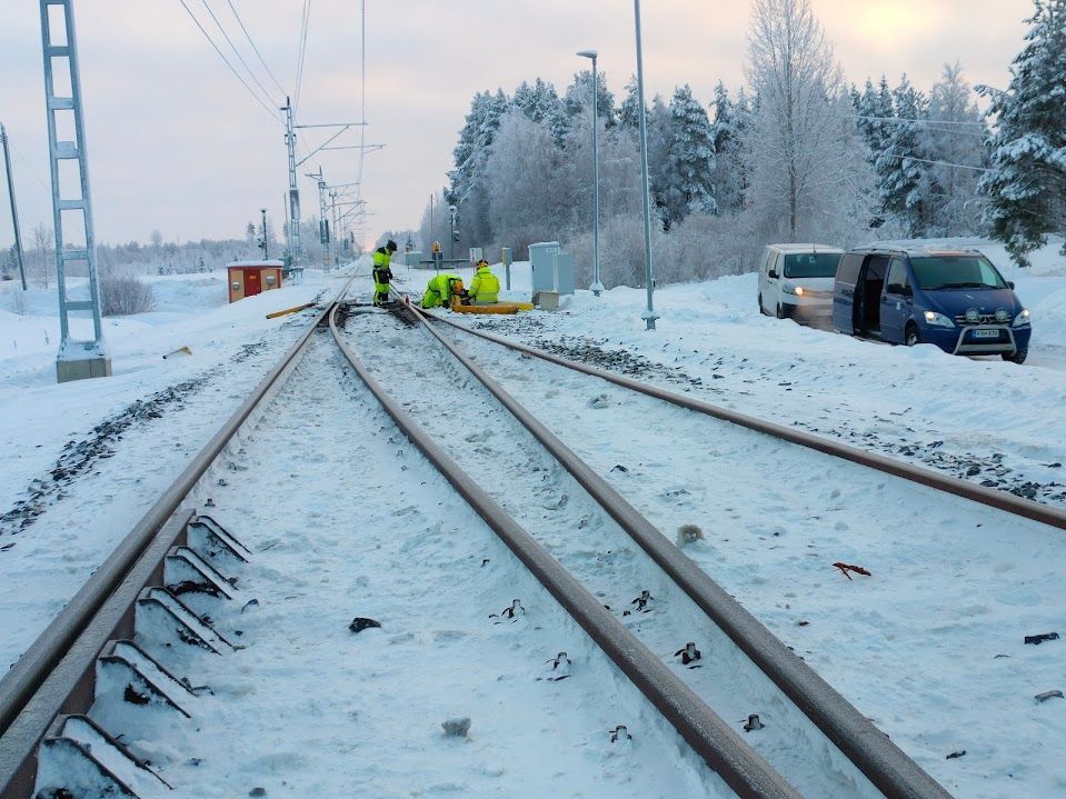 Ratatyövastaava RTV valvomassa työmaan turvallisuutta rata-alueella.