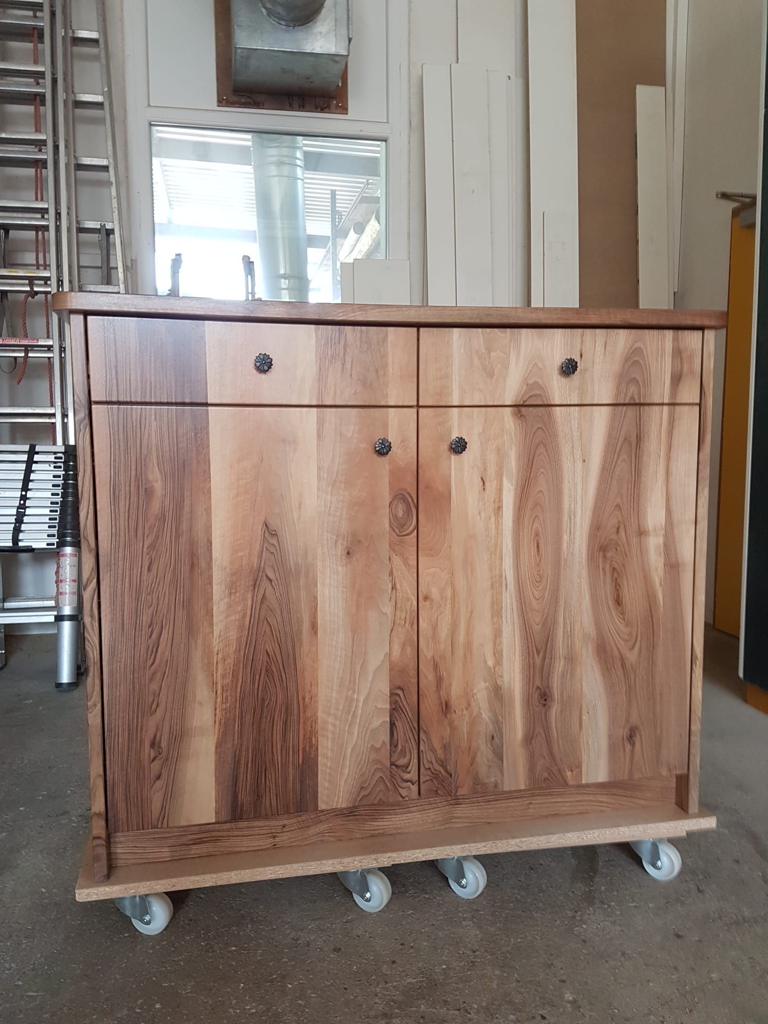 Mobile cassetti artigianale legno - Falegnameria Brioschi - Costruzioni in legno Lugano