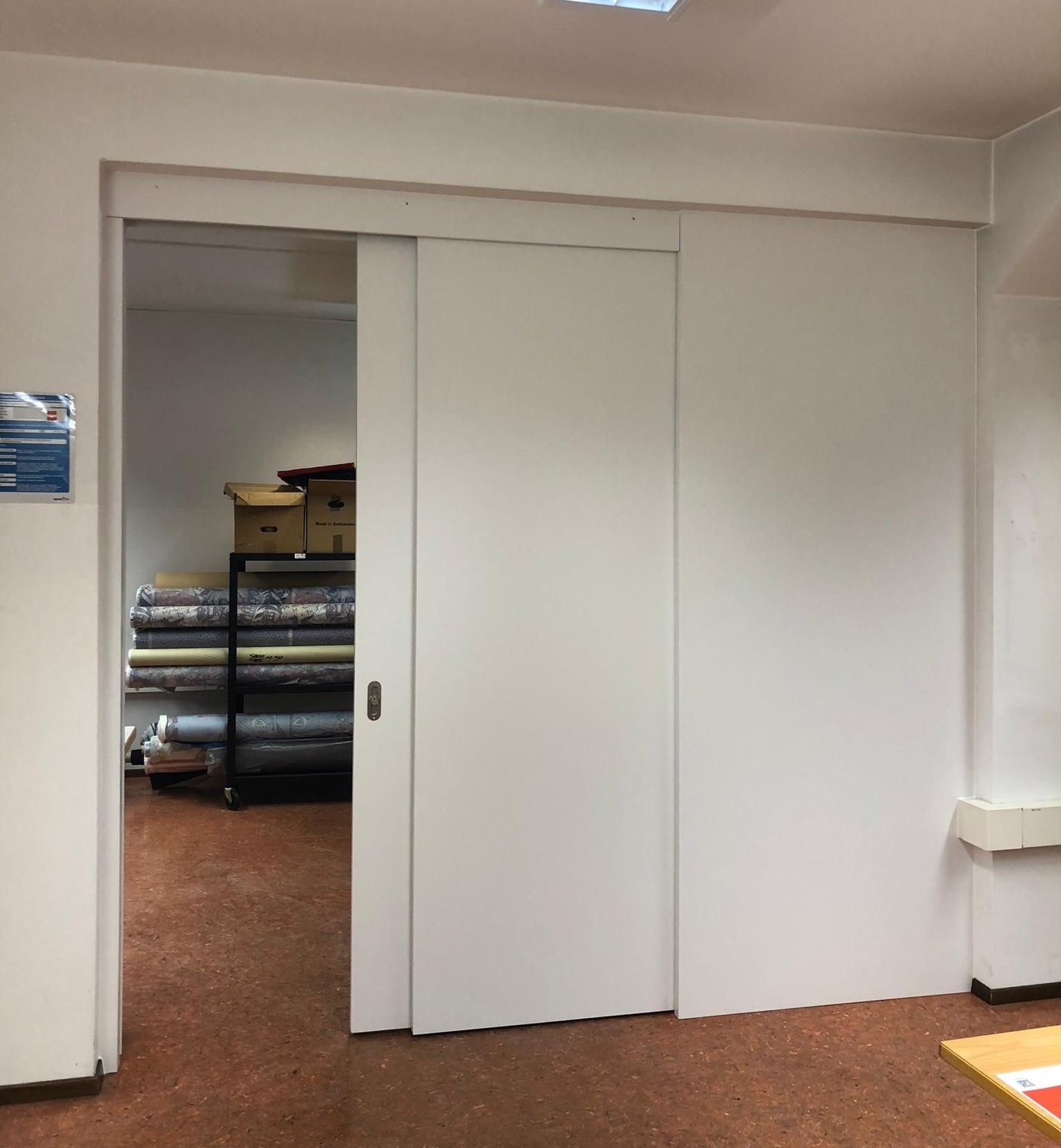 Parete divisoria in legno con porta scorrevole - Falegnameria Brioschi - costruzioni in legno Lugano