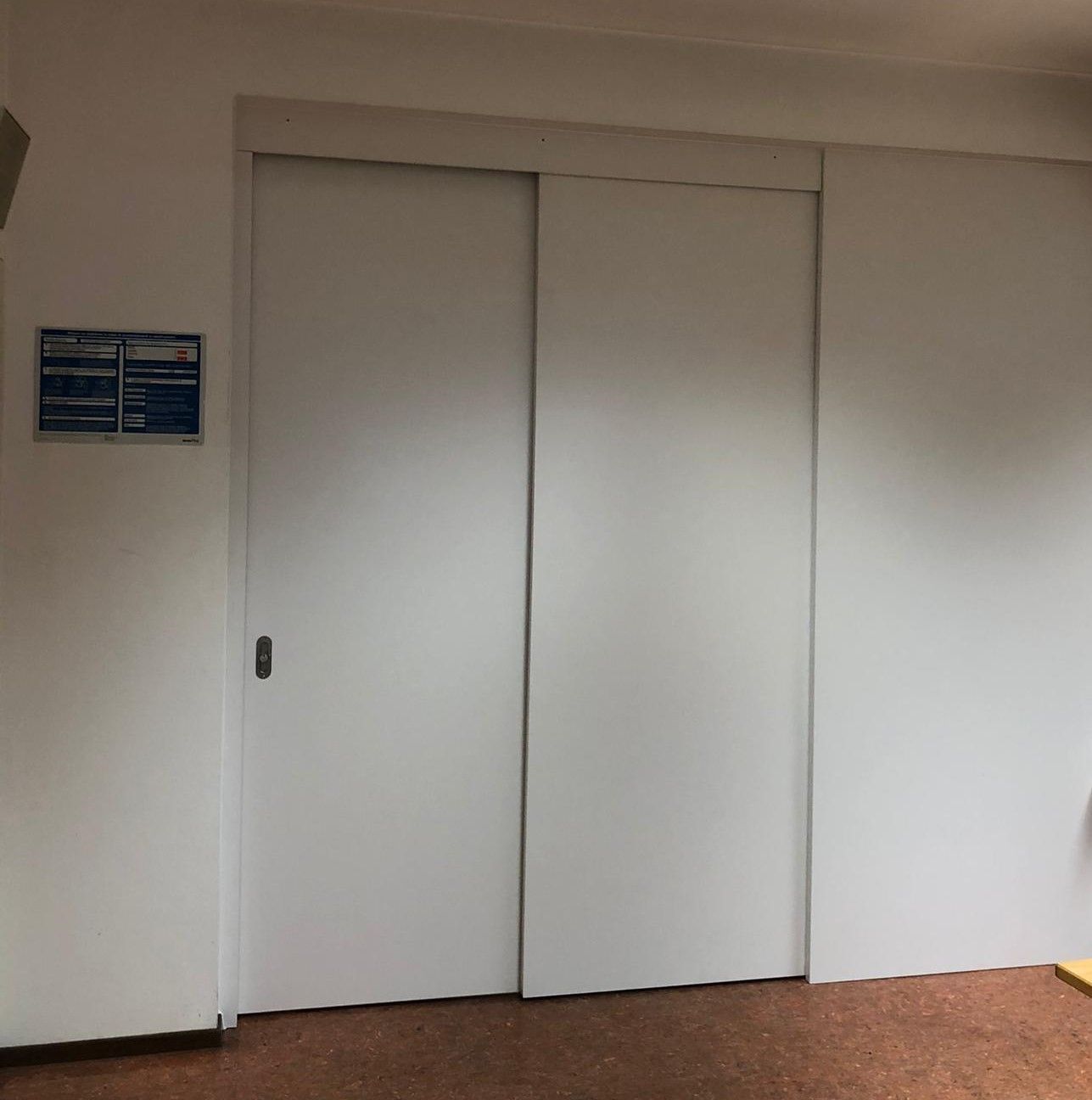 Parete divisoria in legno con porta scorrevole - Falegnameria Brioschi - costruzioni in legno Lugano