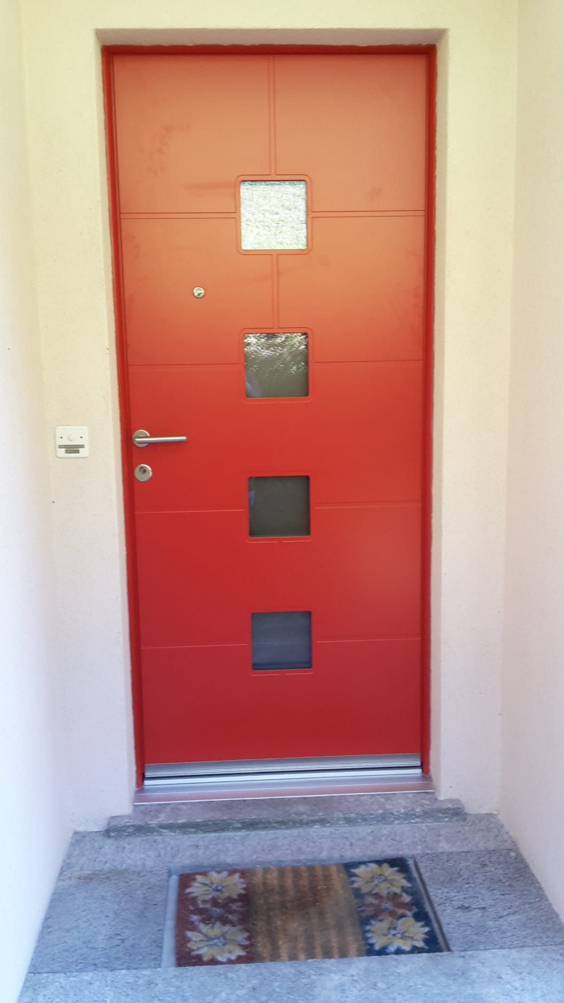 Porta d'ingresso in alluminio colorato - Falegnameria Brioschi - Costruzioni in legno Lugano