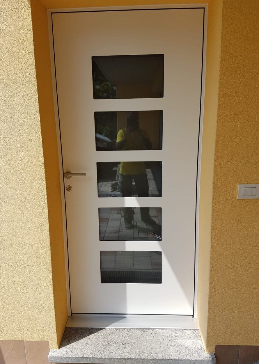 Porta d'ingresso in alluminio - Falegnameria Brioschi - costruzioni in legno Lugano