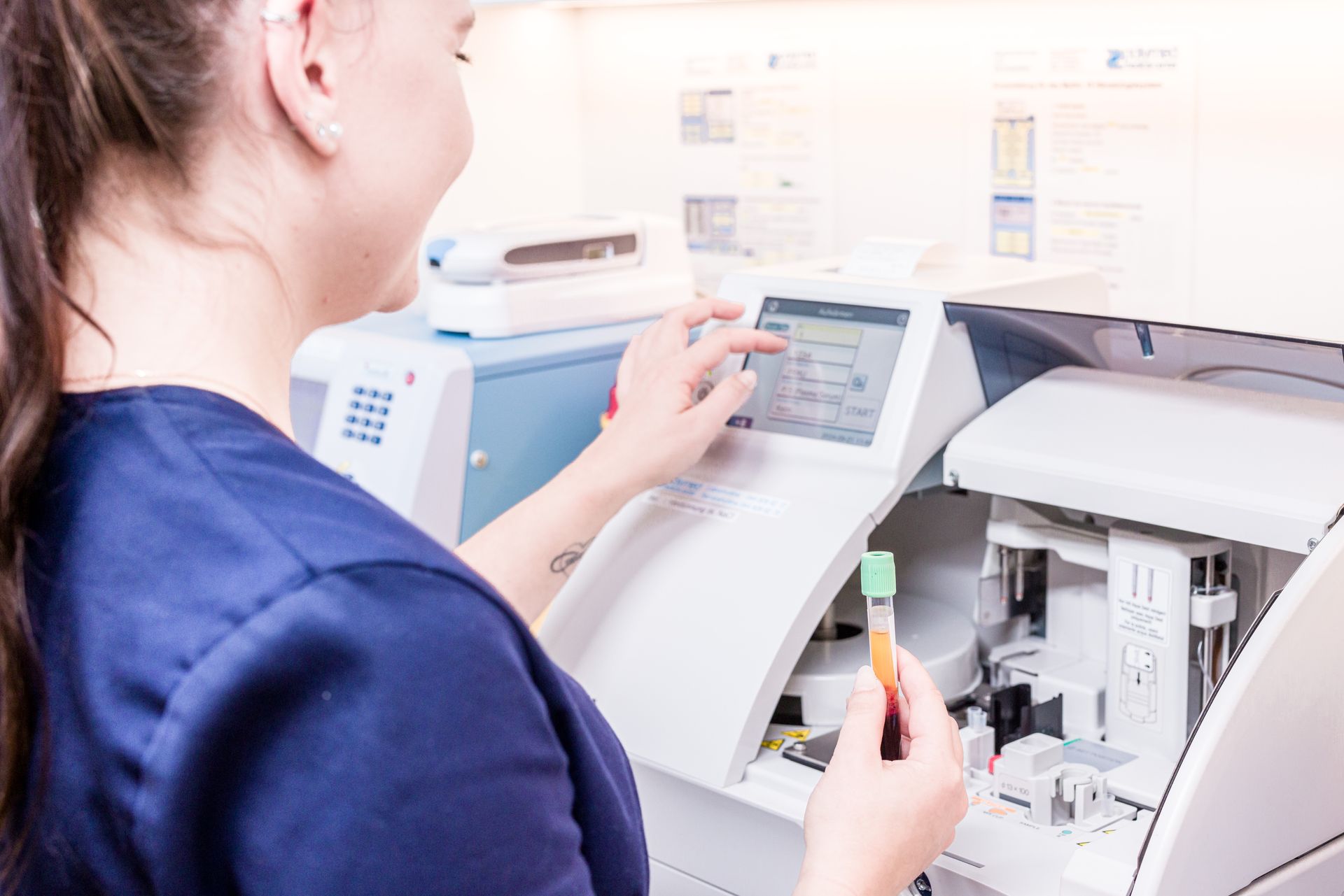 Eine Frau arbeitet in einem Labor an einer Maschine.