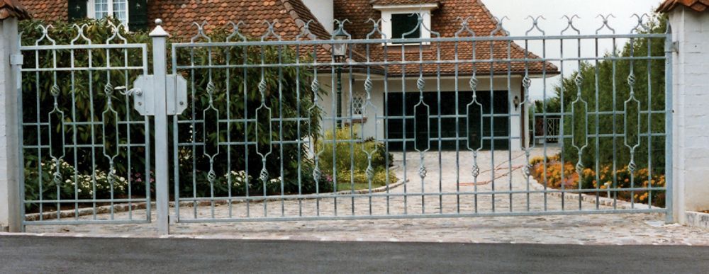 Ein Haus mit einem Zaun und einem Tor davor