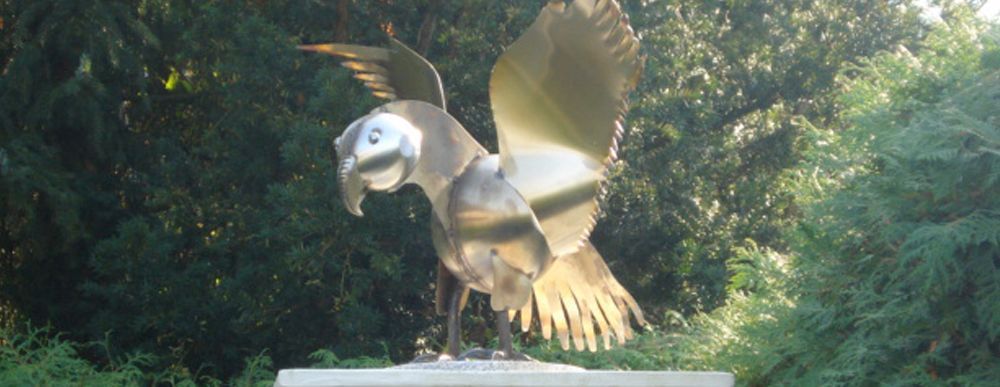 Eine Nahaufnahme von einem schmiedeeisernen Geländer auf einer Treppe