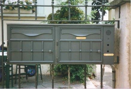 Ein Haufen Metallkisten sind übereinander gestapelt.