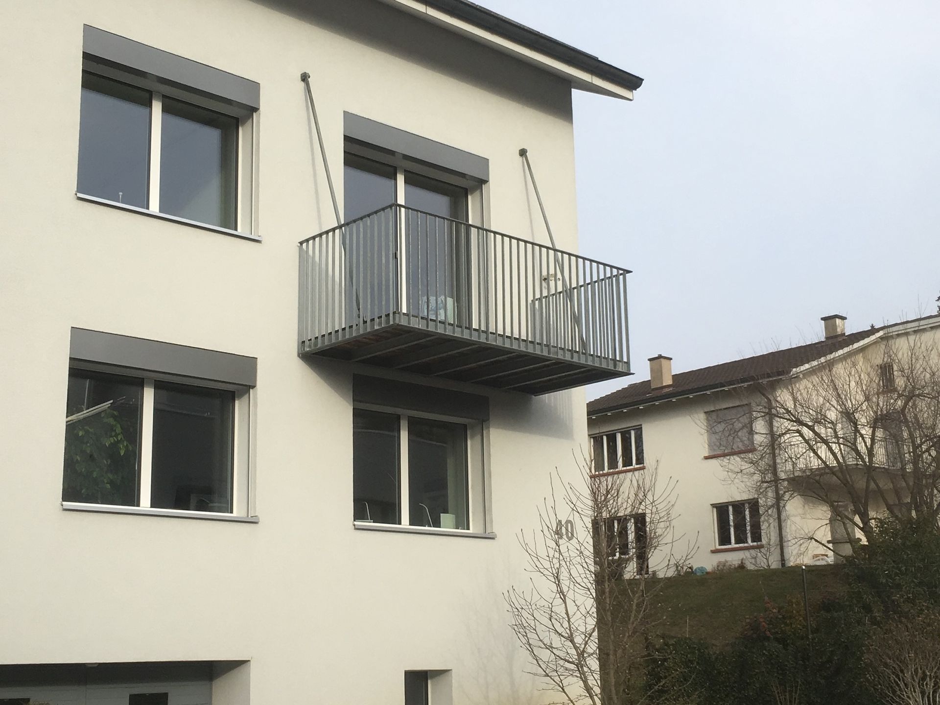 Ein großes Gebäude im Bau mit Gerüst und Leiter