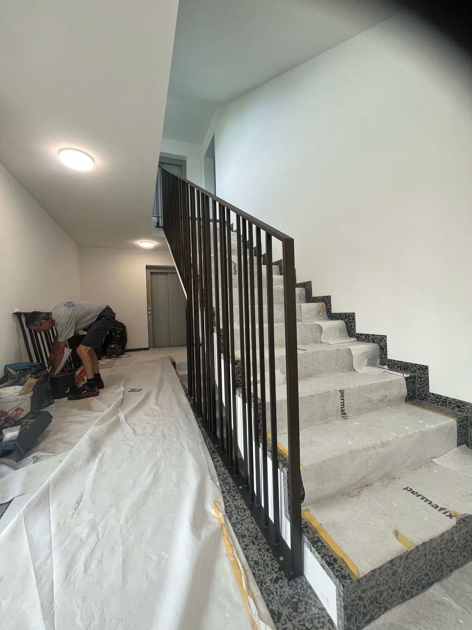 Eine moderne Treppe mit Holzstufen und einem Metallgeländer