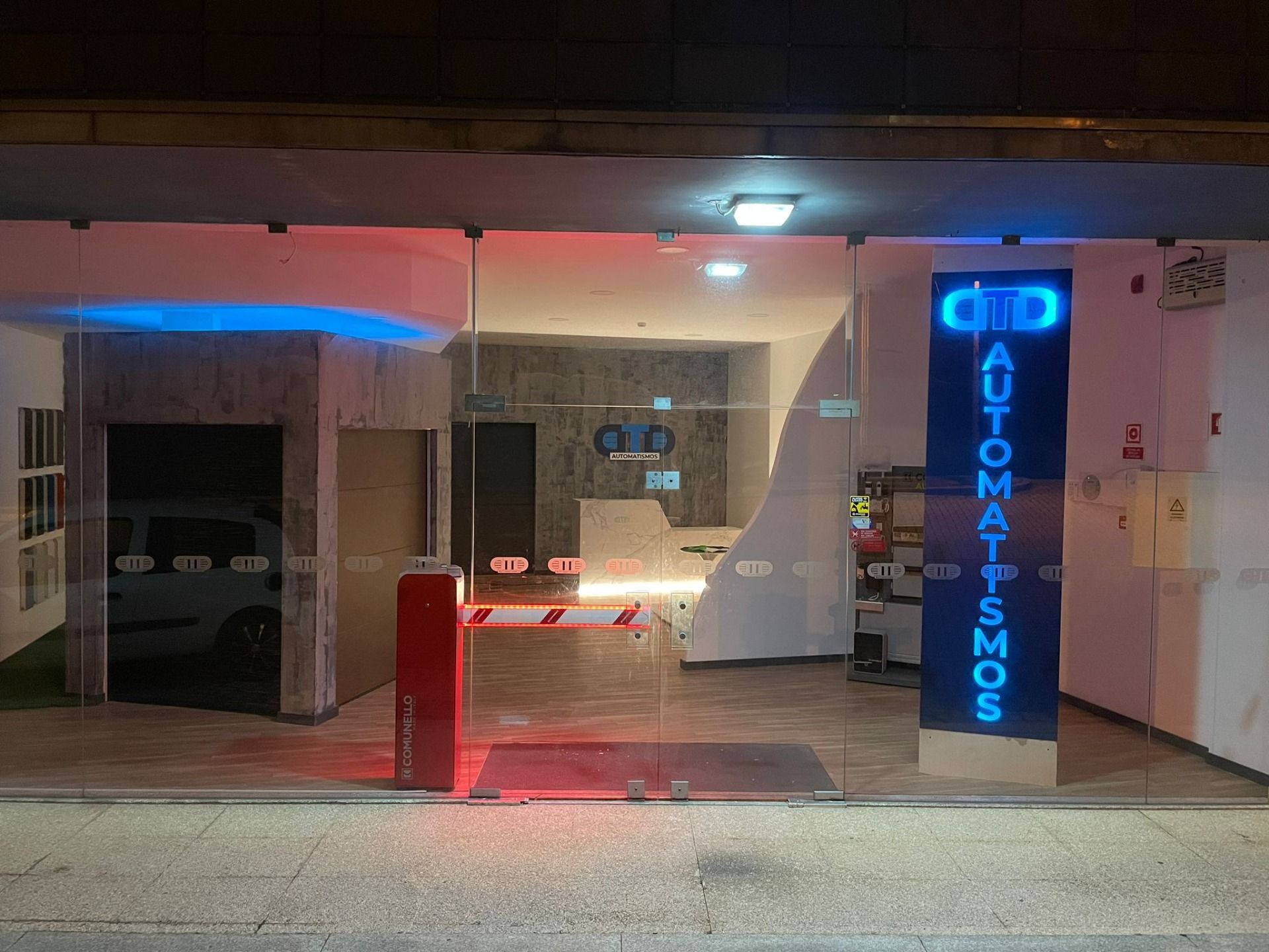 A building with a sign that says `` automaticos '' is lit up at night.