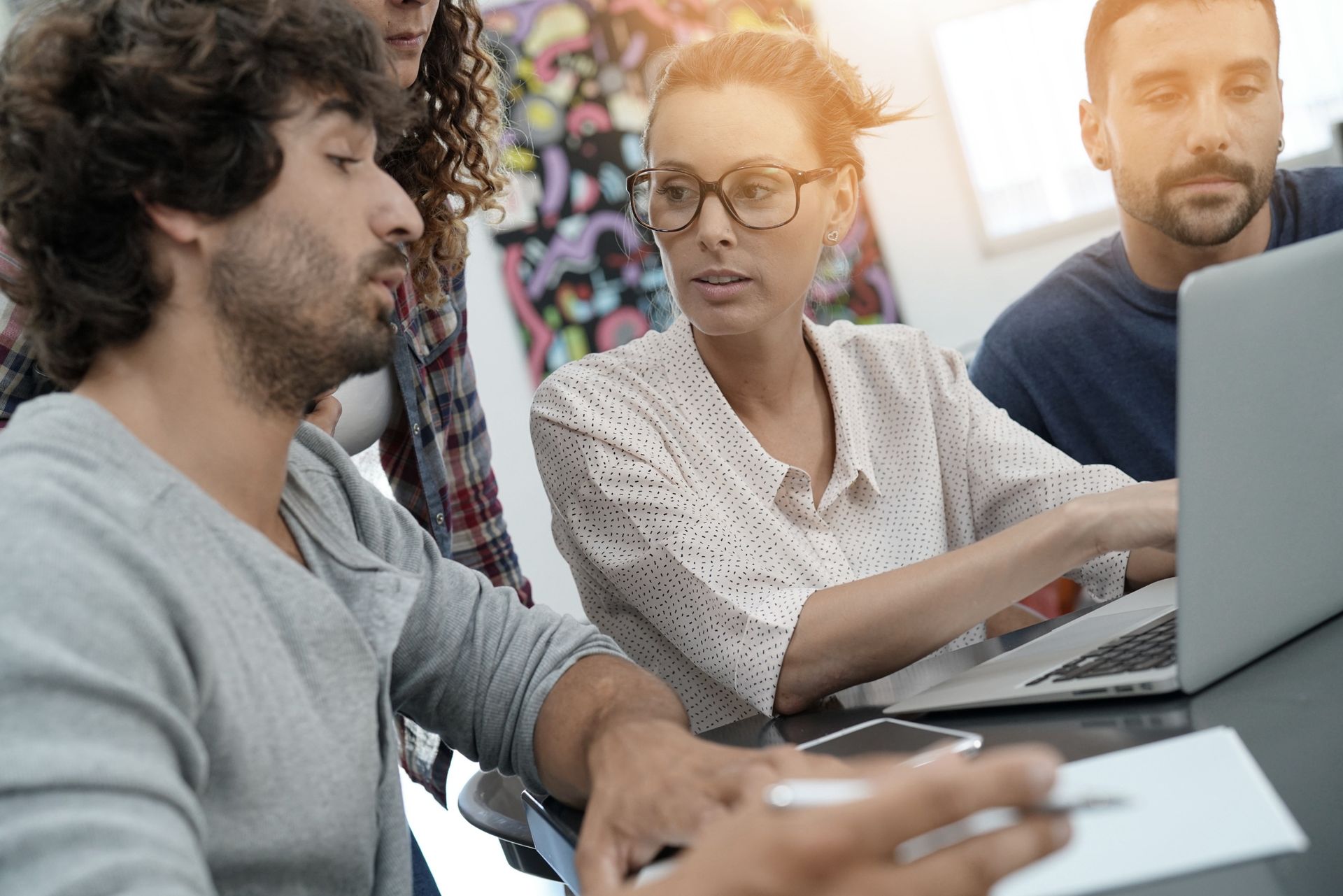 Un grupo de personas está mirando una computadora portátil.