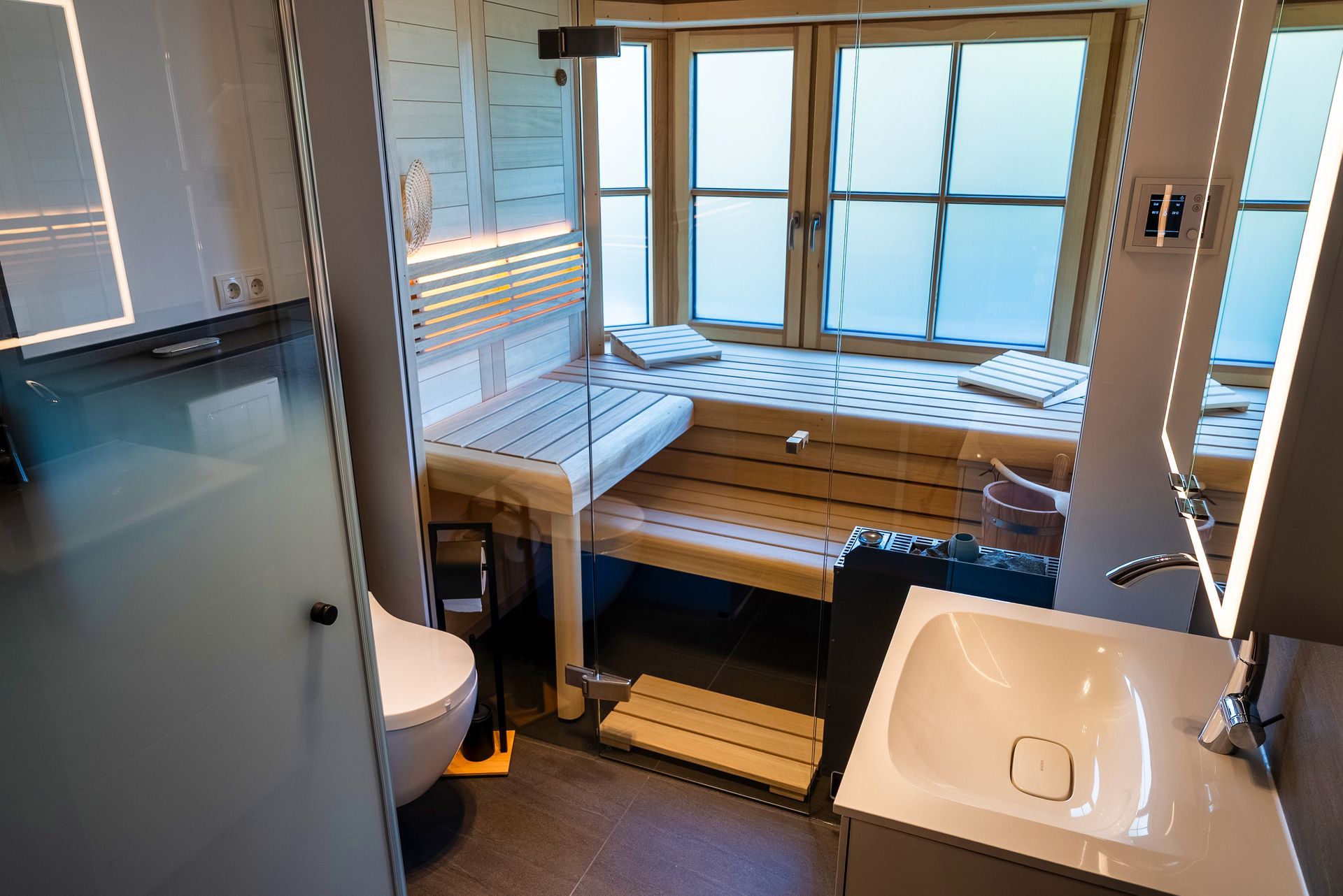 Eine Person hält einen Fächer mit Farbmustern auf einem Tisch.