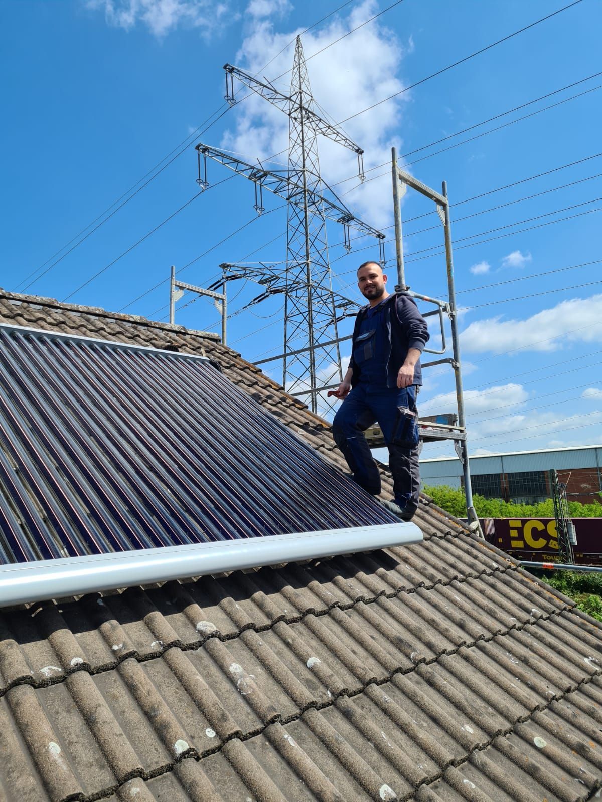Im Wohnzimmer steht ein Stuhl mit einem Kissen darauf.