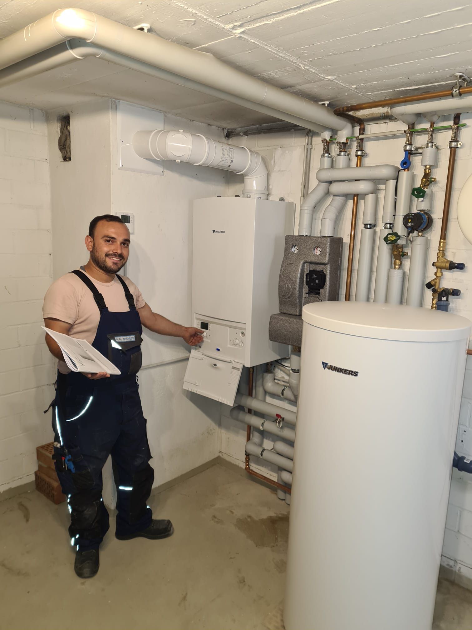 In dem Raum mit der gelben Wand stehen zwei Stühle und ein Tisch.