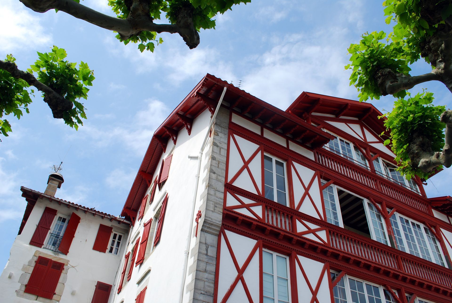 Maison basque à colombage rouge