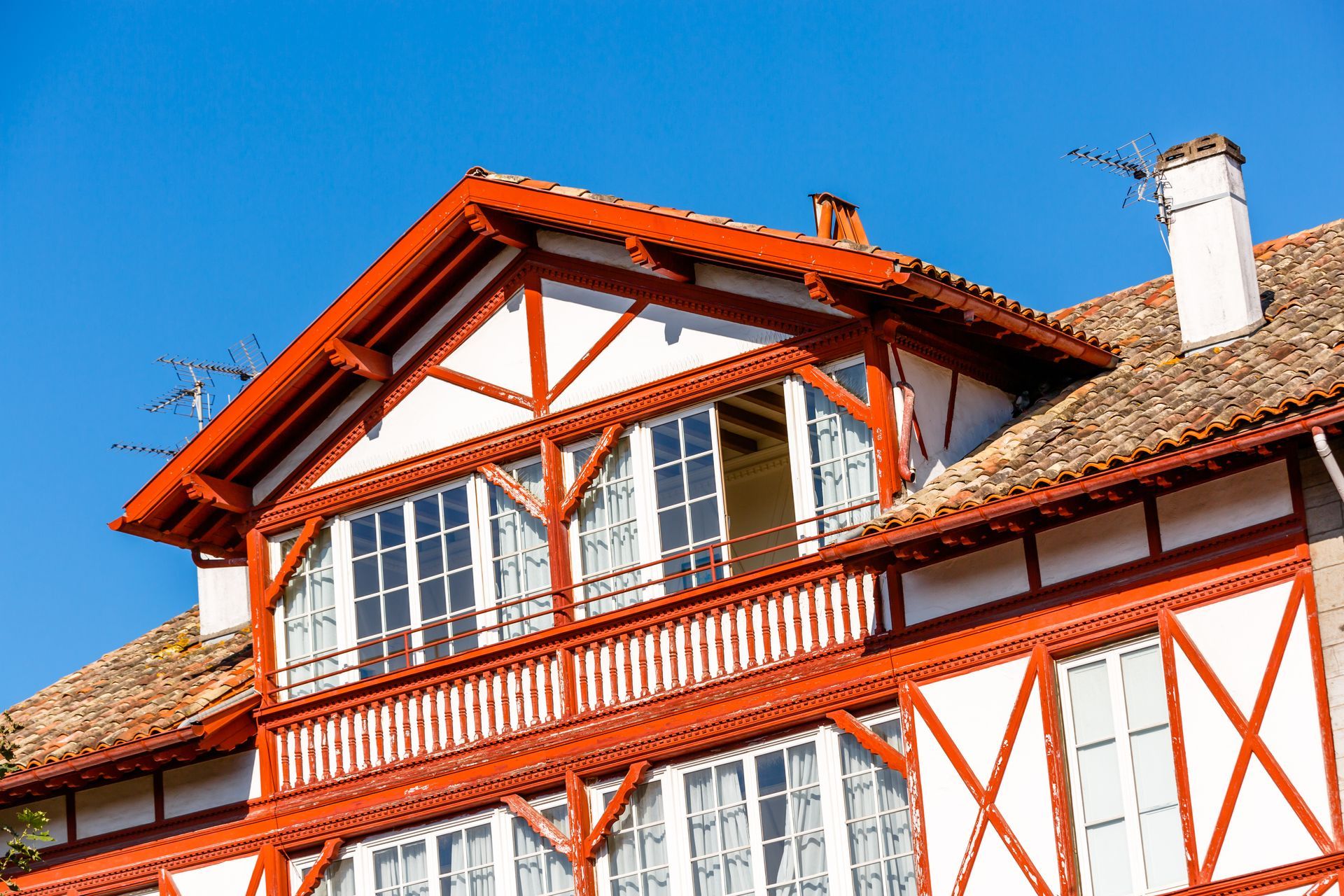 Vue sur une toiture d'une maison basque