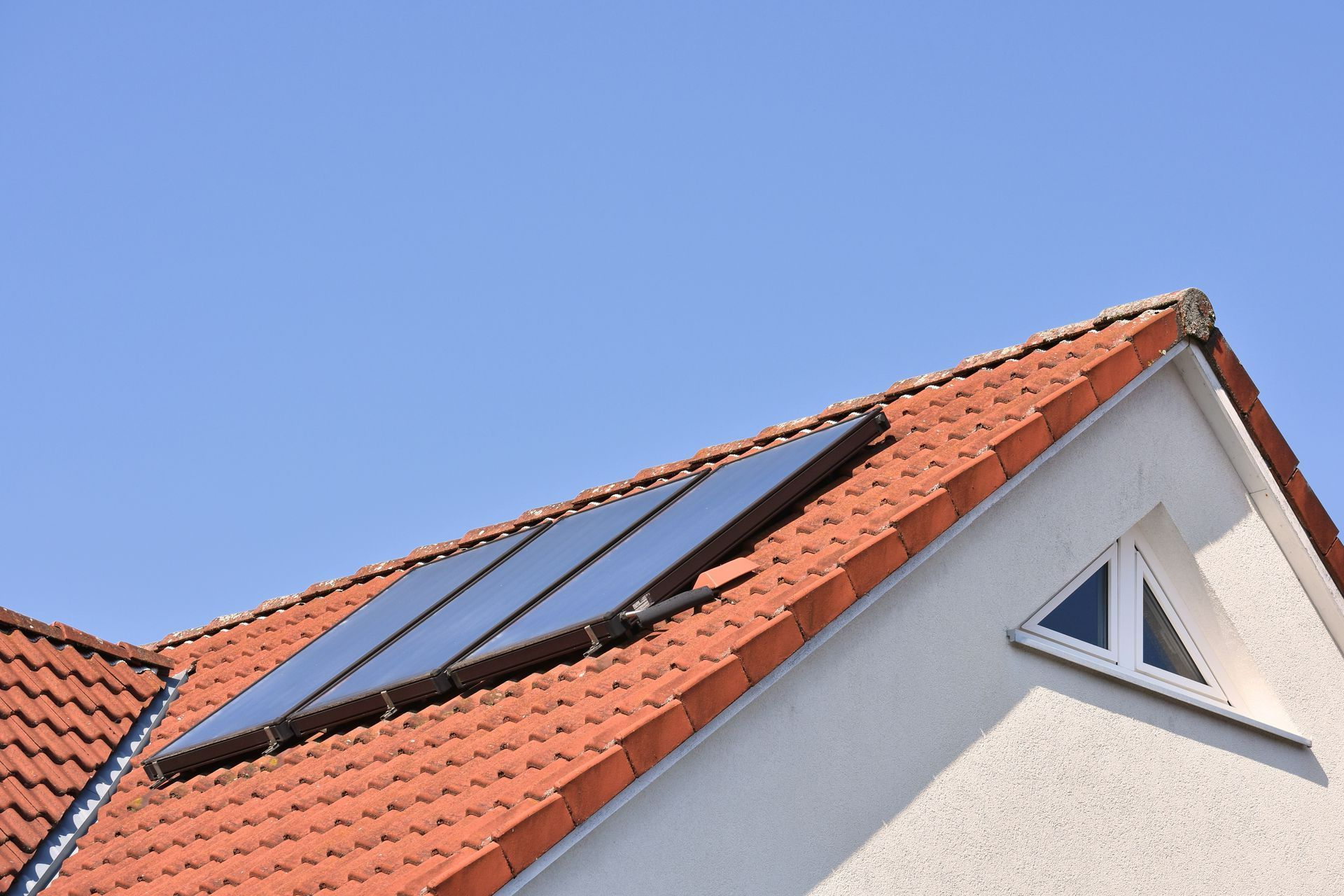 Panneaux photovoltaïques sur une toiture en tuiles