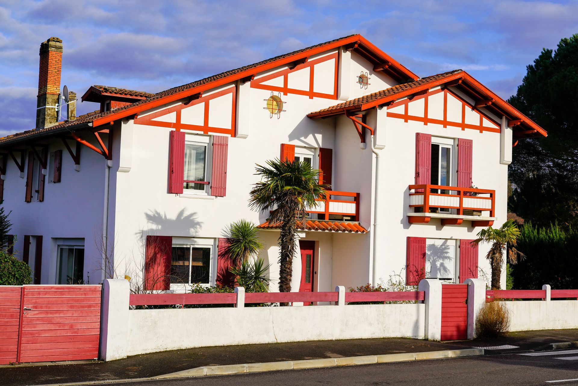 Ravalement de la façade d'une maison basque