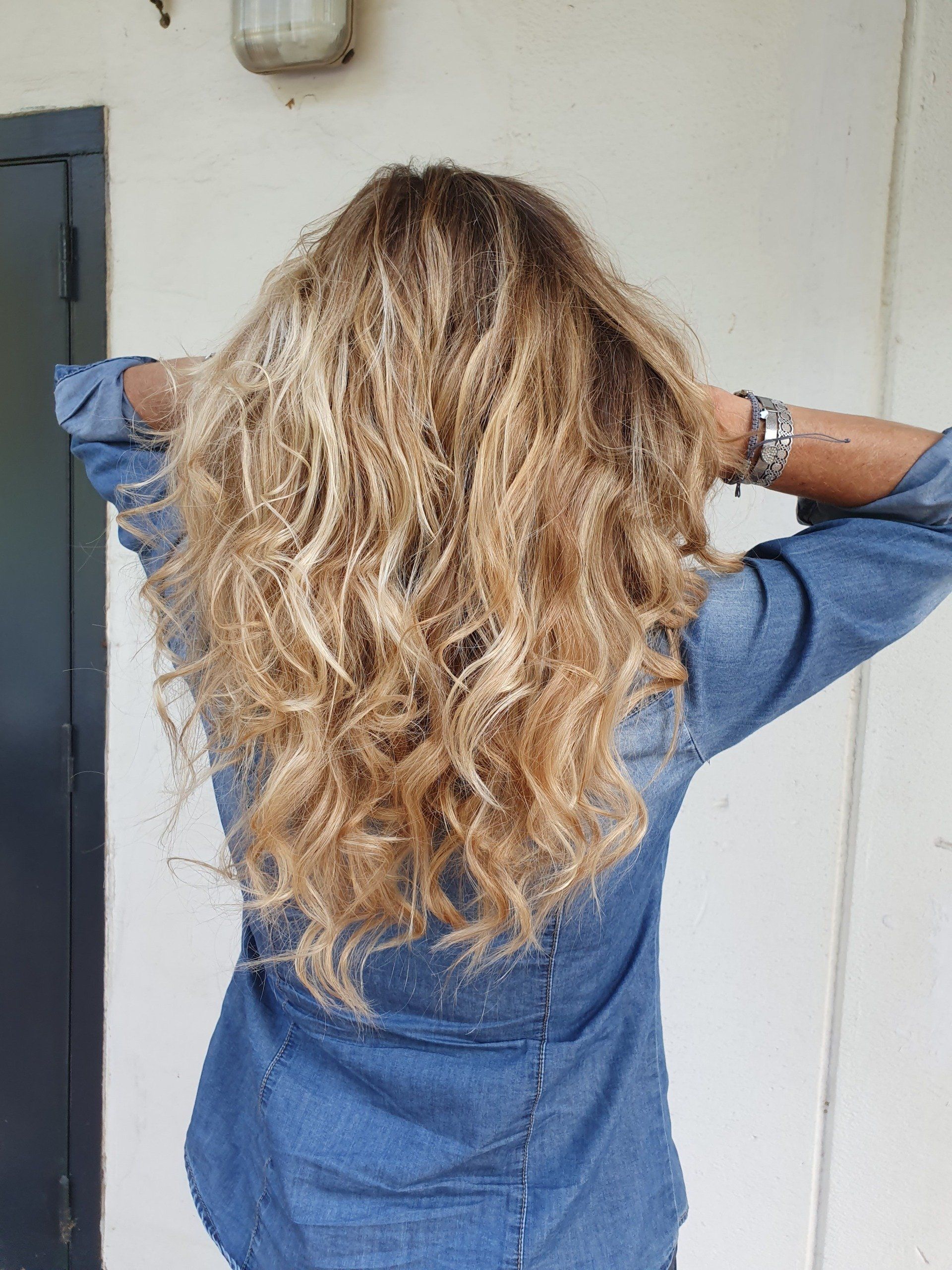 Wavy sur cheveux blonds