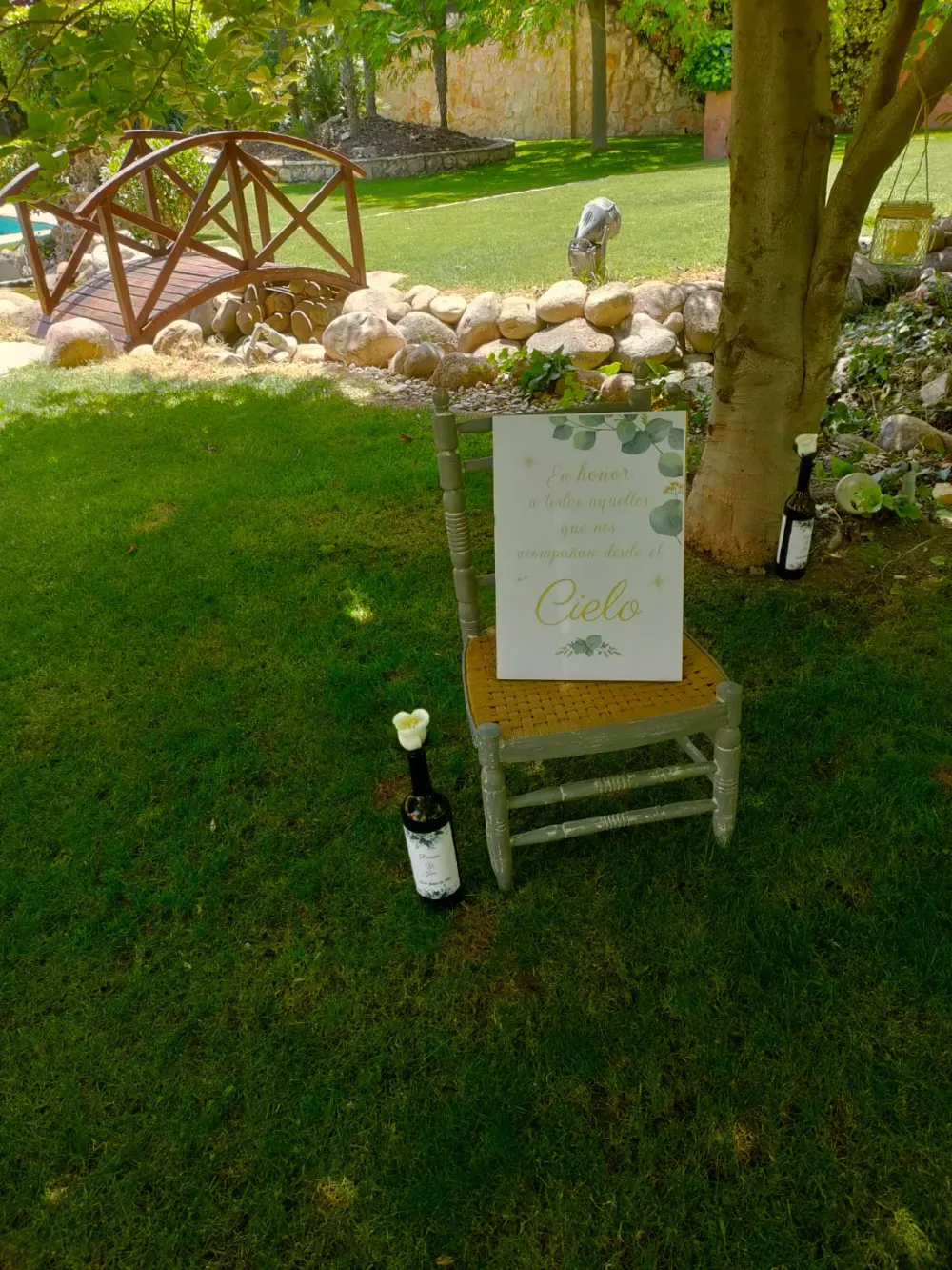 Un cartel sobre una silla de madera en un jardín dice 