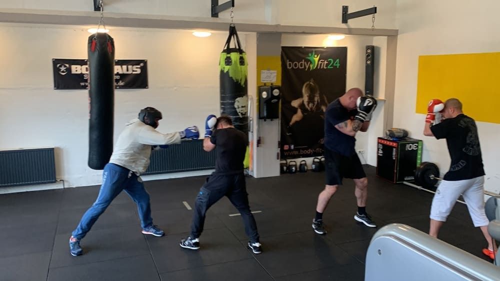 Eine Gruppe von Männern boxt in einem Fitnessstudio | bodyfit24