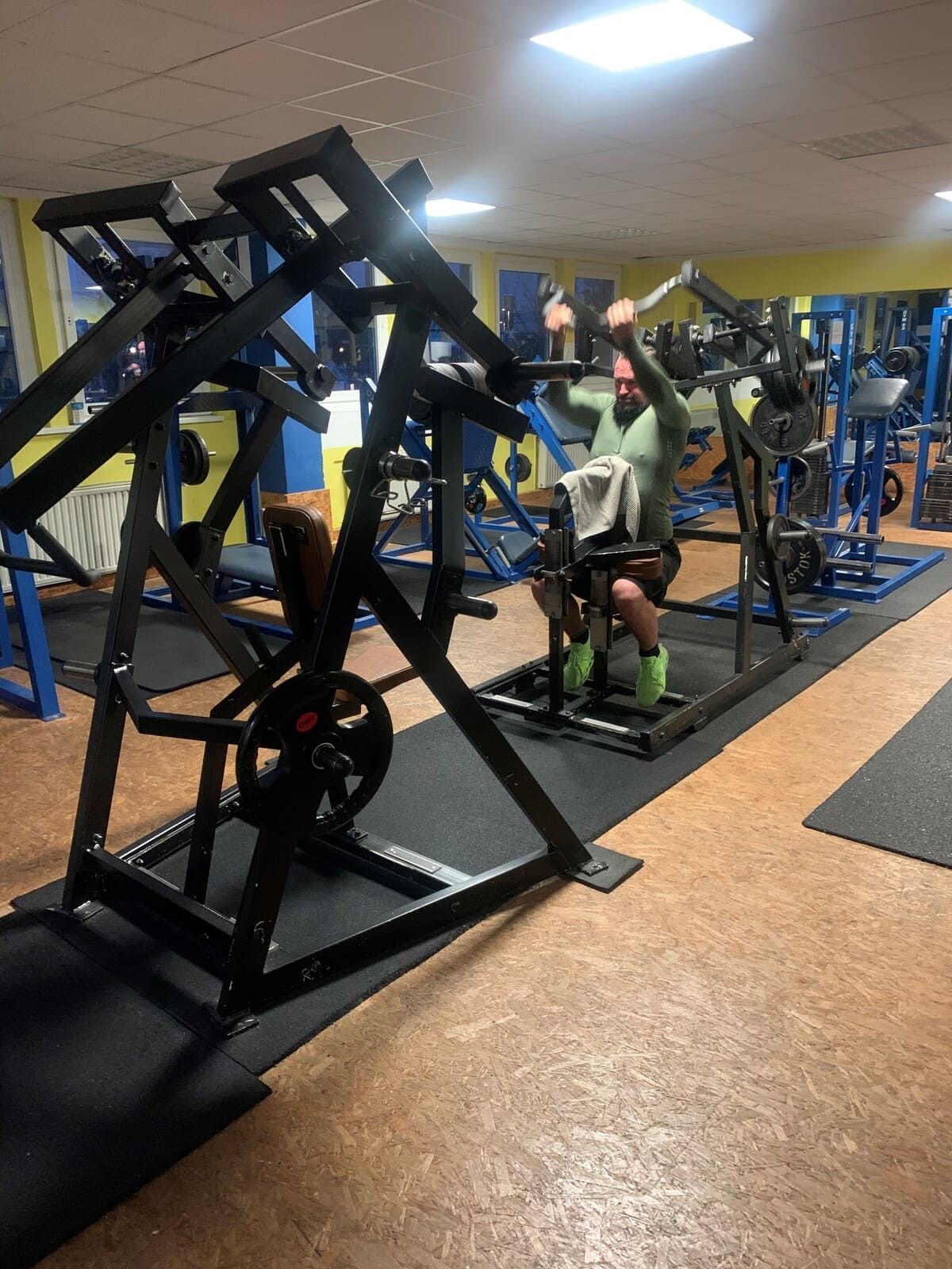 Eine Dusche mit vier Duschköpfen an der Wand | bodyfit24