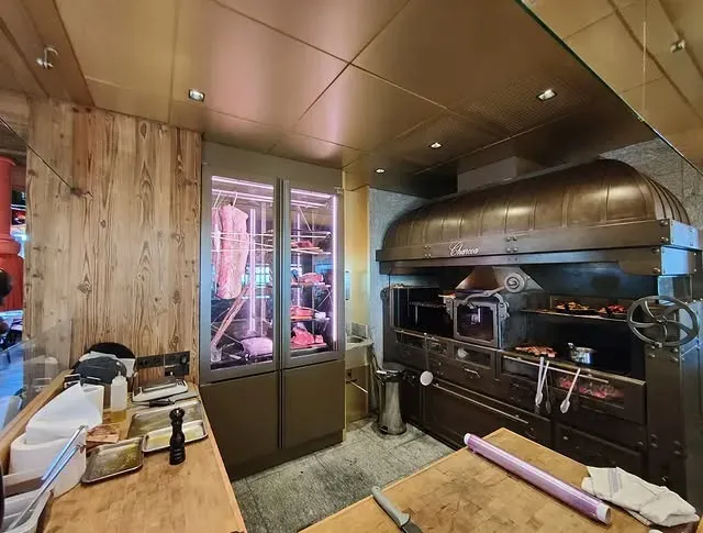 Comptoir de restaurant avec cave de maturation pour viande