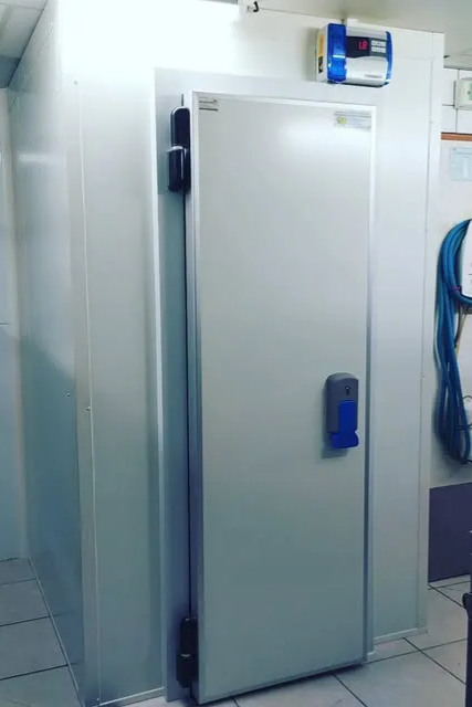 Une porte de chambre froide