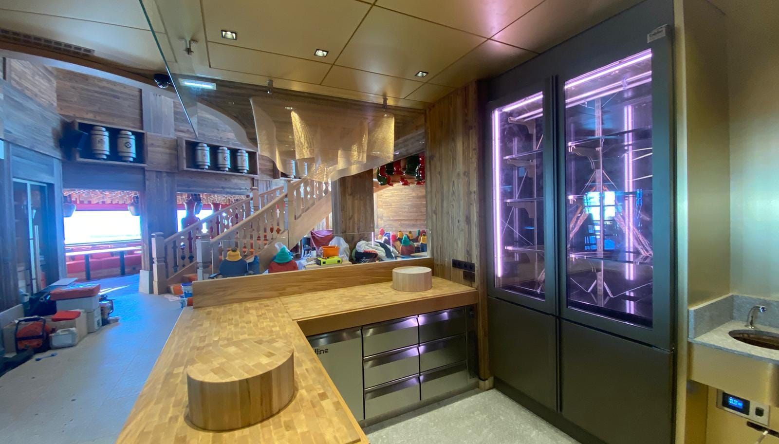 Comptoir de restaurant avec vitrine réfrigérée