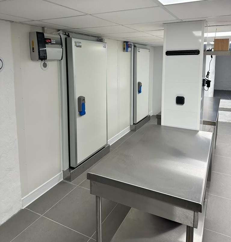 Salle avec accès aux chambres froides