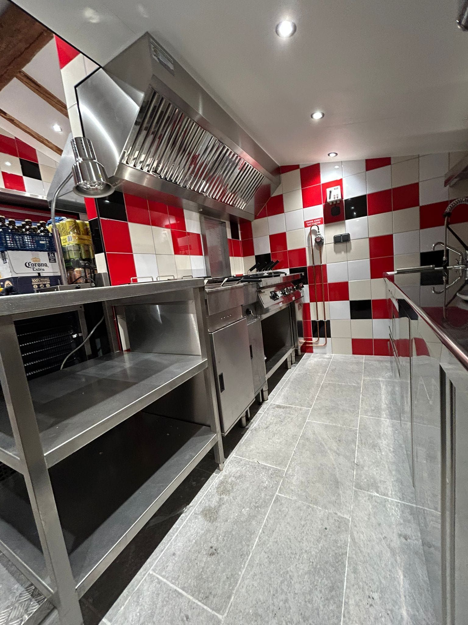 Cuisine professionnelle avec plan de travail en inox
