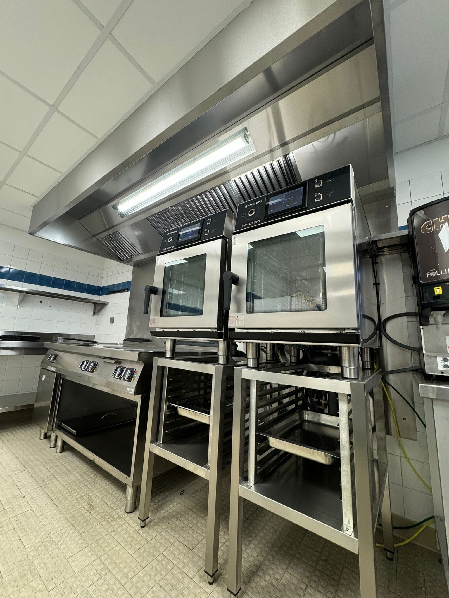 Équipements de cuisine professionnelle avec hotte et fours