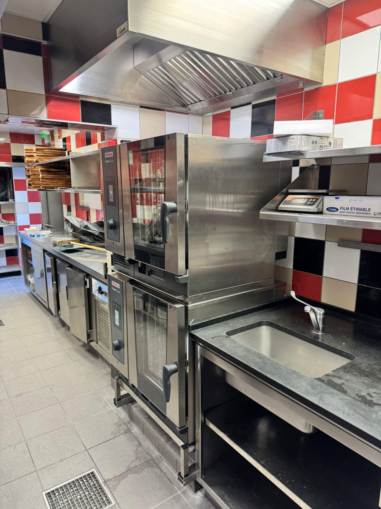 Une cuisine de restaurant rouge et blanche