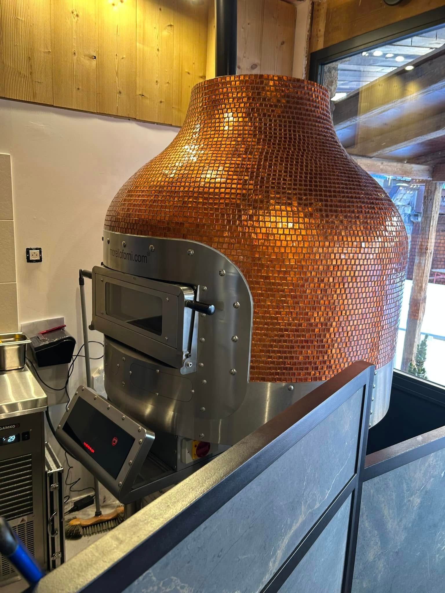 Un four à pizza avec mosaïque dorée