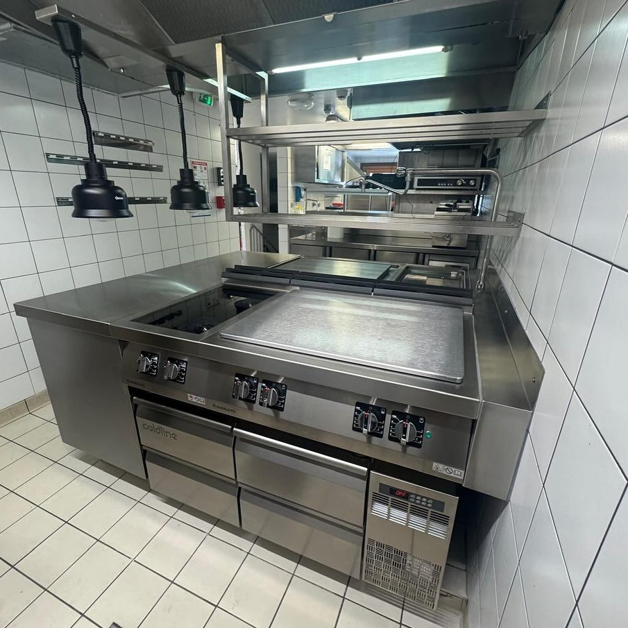 Cuisine professionnelle avec murs blancs