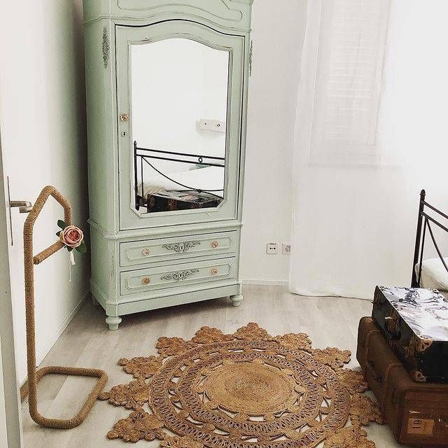 Una camera da letto con un armadio un letto e un tappeto