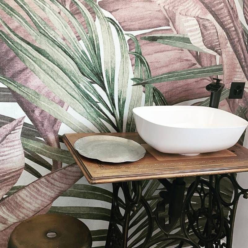 Un bagno con un lavandino su una macchina da cucire