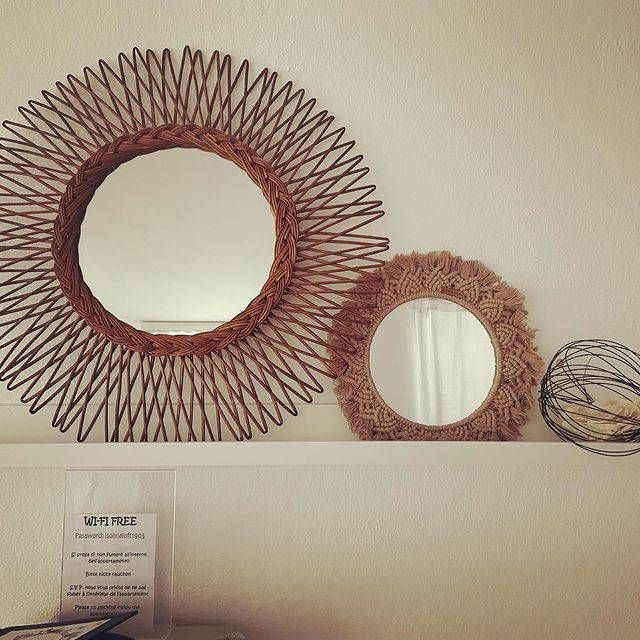 Uno scaffale con due specchi e un cartello che dice wifi gratuito