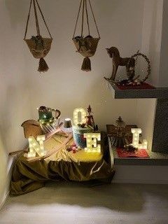 Un vassoio di legno pieno di vasi pieni di fiori e candele.