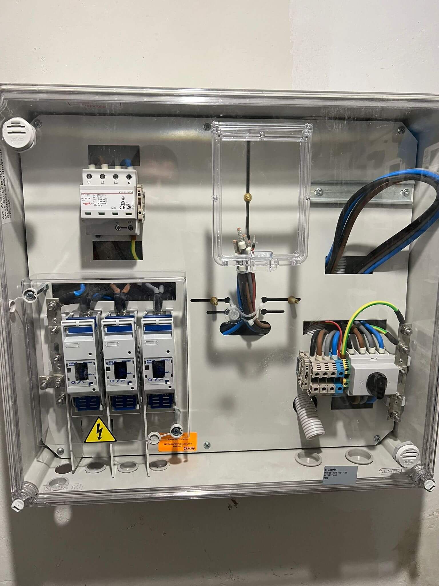 Un primer plano de una caja eléctrica en una pared.
