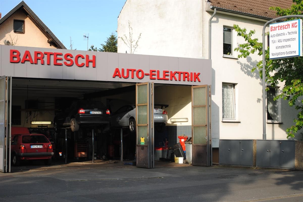 Eine Werkstatt mit einem Schild mit der Aufschrift „Bartsch Auto-Elektrik“