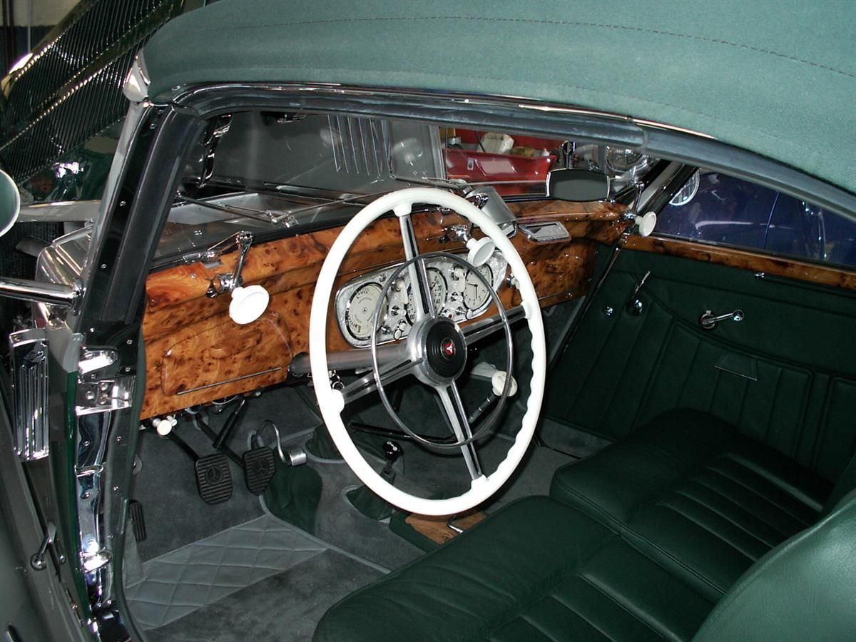 Ein grünes Auto mit einem weißen Lenkrad