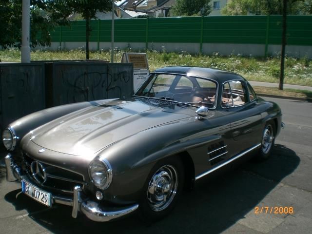 Ein Mercedes steht an einem sonnigen Tag auf einem Parkplatz