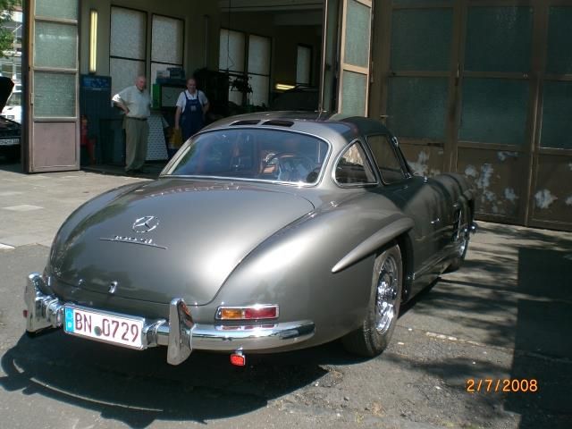 Ein Auto mit einem Nummernschild