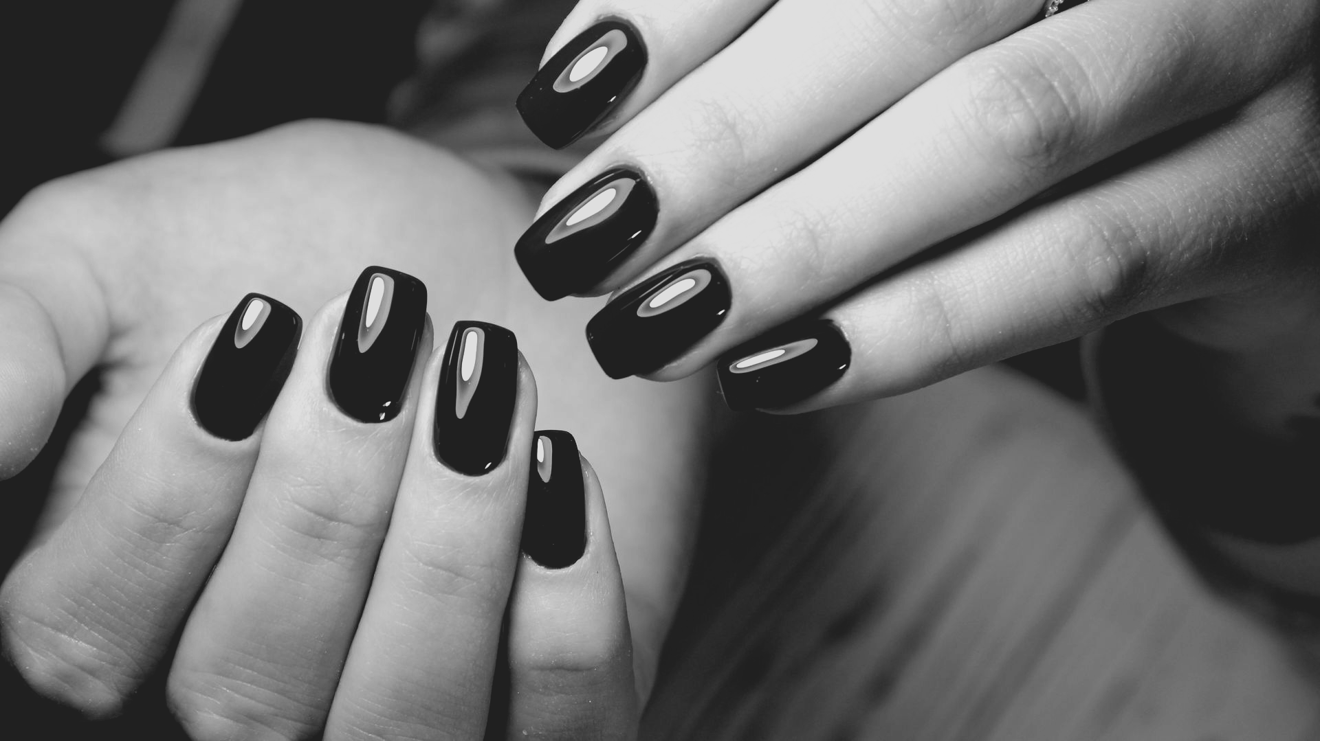 Des mains avec du vernis