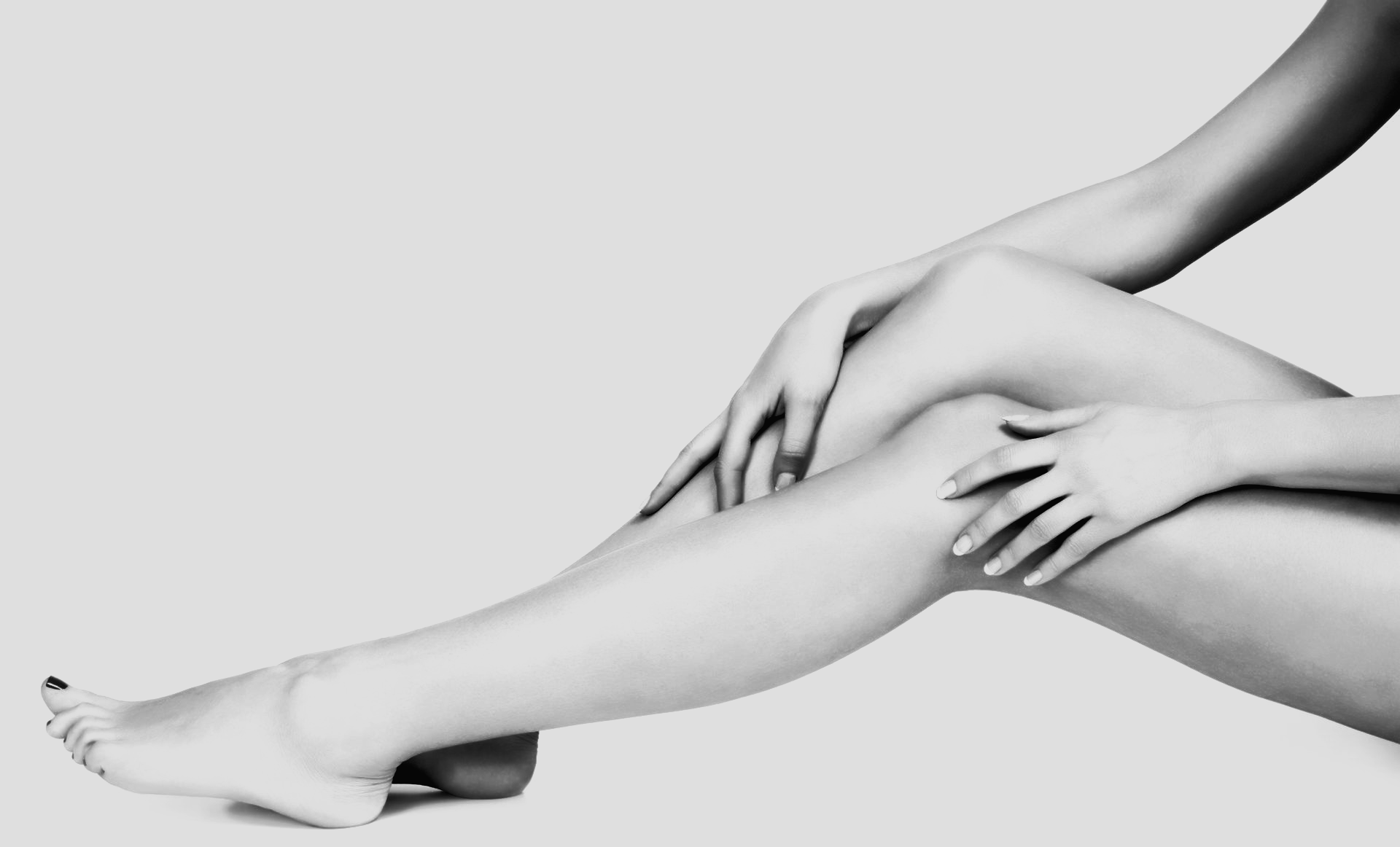 Des jambes avec des mains posées dessus