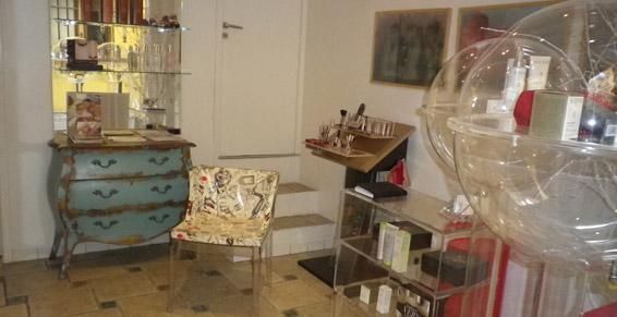 Chambre vintage avec commode turquoise, chaise à motifs, étagères et un grand ballon transparent sur la droite.