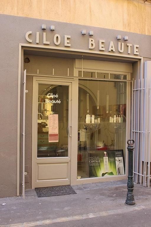 Façade beige, porte vitrée et enseigne « CILOE BEAUTE ».