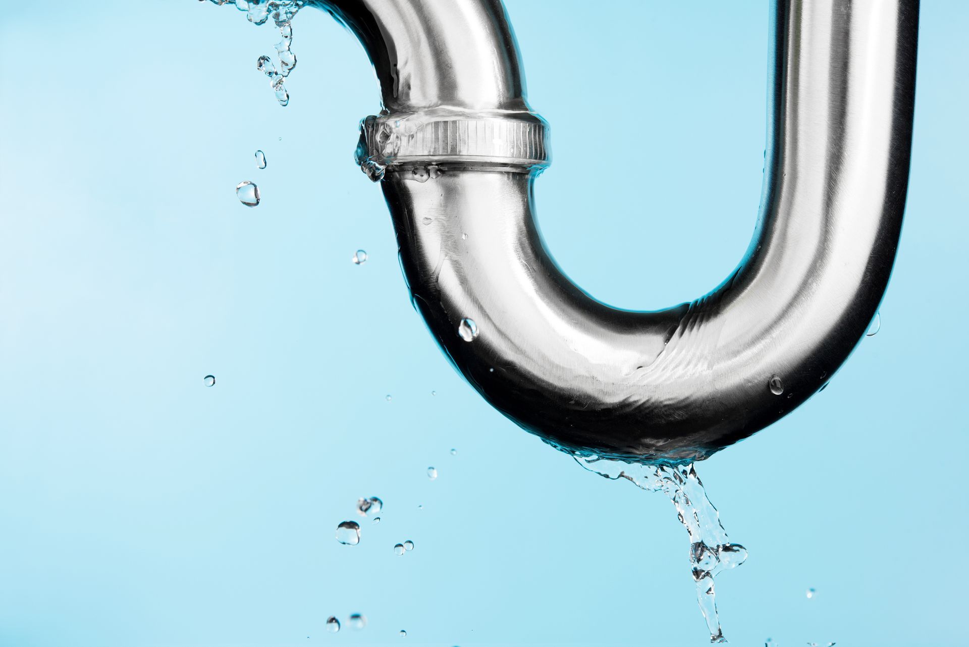 Canalisation avec de l'eau qui s'n écoule